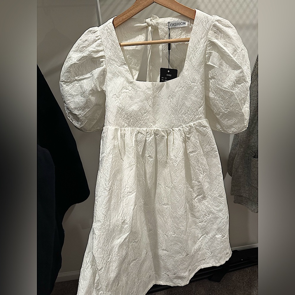 CUTE WHITE PUFF SLEEVE DRESS WITH TIES IN THE BACK- MEDIUM